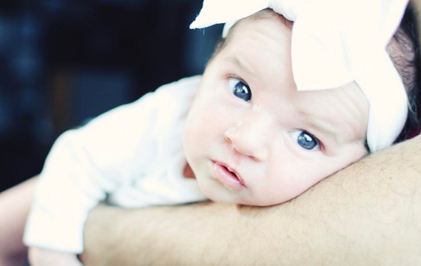 Os grandes olhos azuis da pequena Zoe 