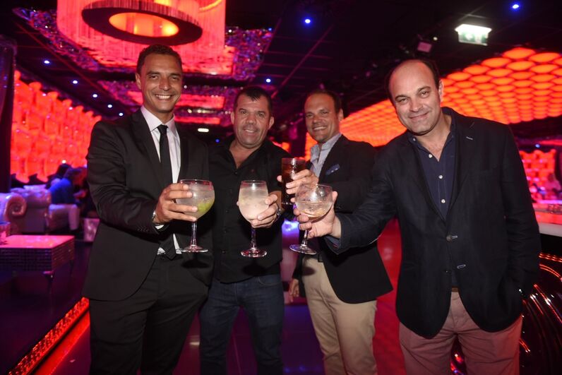 O ator Pedro Hossi, com os empresários Maida, José Paraíso e Pedro Ribeiro, na discoteca Dice club, Algarve