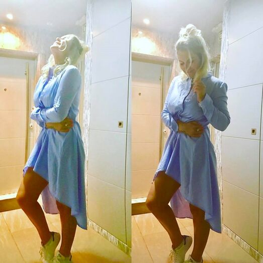 Katia Aveiro pinta o cabelo de loiro platinado