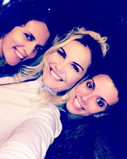 Katia Aveiro pinta o cabelo de loiro platinado