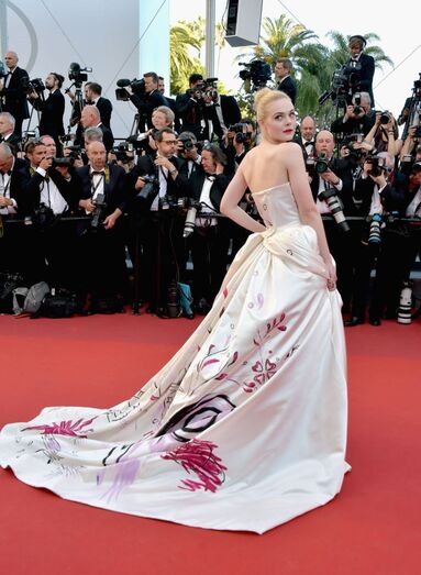 A atriz Elle Fanning com uma criação  Vivienne Westwood