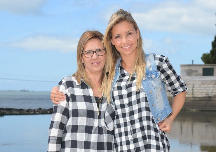 Luciana Abreu acompanhada pela mãe, Ludovina Abreu 