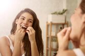 mulher, higiene oral, fio dentário