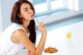 mulher fibra cereais comer alimentos
