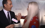 Seinfeld recusa-se a abraçar Kesha em momento constrangedor