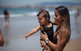 Carolina Patrocínio divertida na praia com biquíni a condizer com as filhas