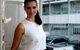 Daniela Ruah surpreendida durante as gravações de 'NCIS Los Angeles' 