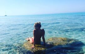 Lua-de-mel atrevida: Bárbara Norton de Matos em topless na praia