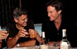 Marca de George Clooney e Rande Gerber vendida por quase 900 milhões de euros
