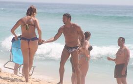 Carlos Martins, antigo jogador do Benfica, diverte-se na praia em família
