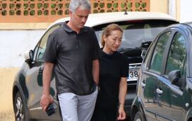 As primeiras imagens de Mourinho em lágrimas no velório do pai 