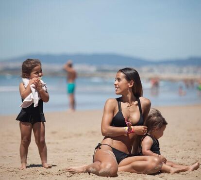 Carolina Patrocínio divertida na praia com biquíni a condizer com as filhas