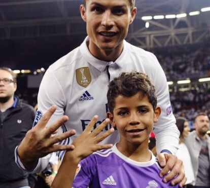 Visual igual: Ronaldo mima Cristianinho, enquanto esperam pelos gémeos