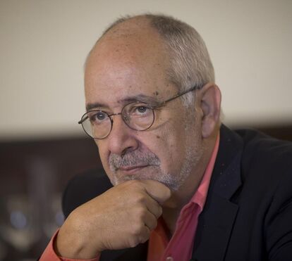 Francisco Moita Flores chora morte do pai, vítima de covid-19