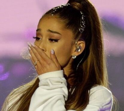 Ariana Grande emocionada no regresso a Manchester para concerto solidário. Veja como foi
