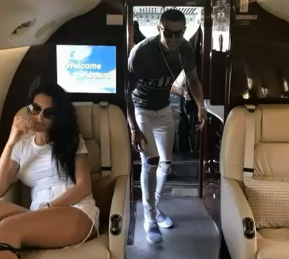Cristiano Ronaldo faz a festa com Georgina no seu avião privado