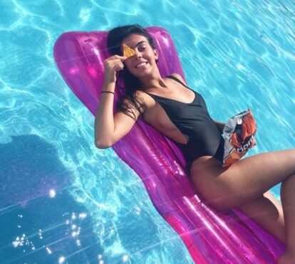 Grávida, Georgina Rodríguez diverte-se sozinha na piscina com biquíni minúsculo 