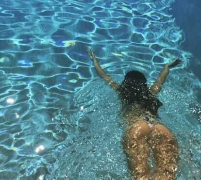 Georgina ousada na piscina com biquíni mínimo 