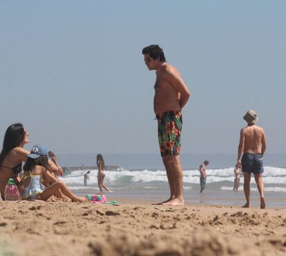 Dani diverte-se com a família na praia da Costa de Caparica
