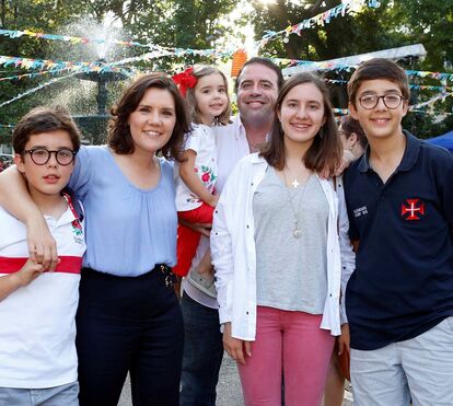 Assunção Cristas diverte-se no arraial com a família: 'Adorava fazer parte de uma marcha'