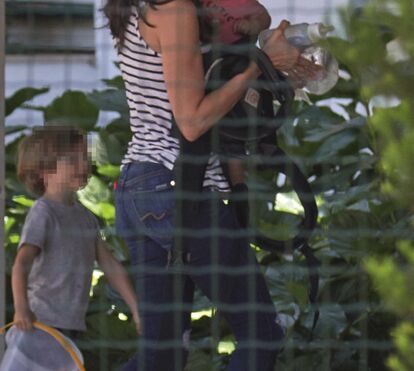 Daniela Ruah passeia com os filhos em Portugal