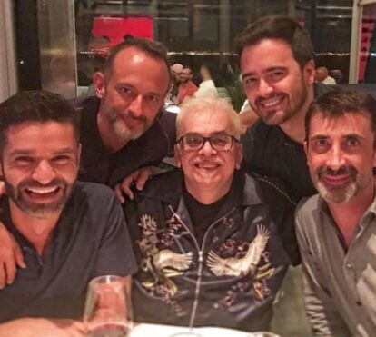 Diretor de elenco da Plural festeja 40 anos numa festa num barco, rodeado de amigos famosos