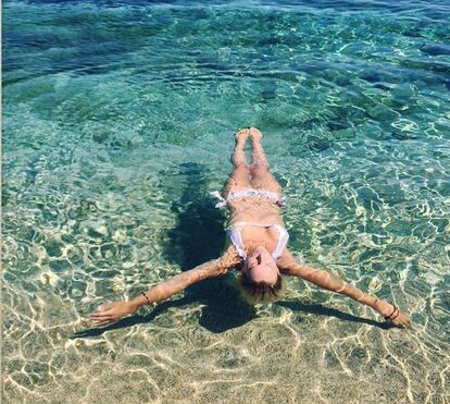 Ana Rita Clara exibe corpo sensual em férias românticas 