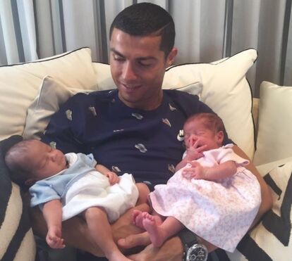 A primeira foto de Ronaldo com os gémeos: o que CR7 passou para estar com eles!