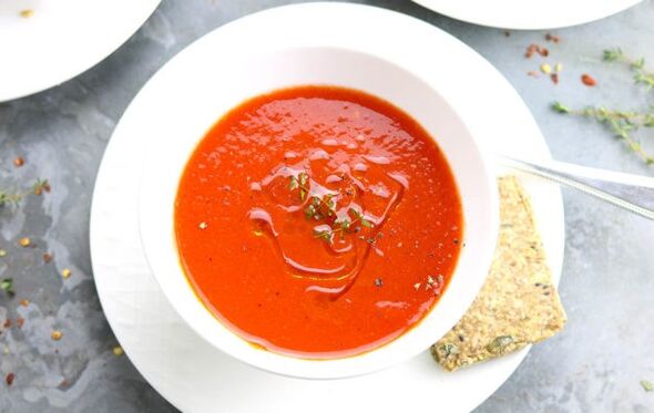 Sopa de tomate cherry e pimentos tricolor
