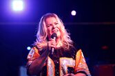katia aveiro canta em arraial