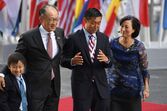 O presidente do Banco Mundial, Jim Yong Kim, a mulher, Younsook Lim, e os filhos