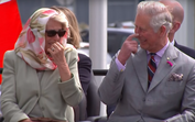 Carlos e Camilla não conseguem conter o riso com canto tradicional inuíte