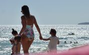 Fernanda Serrano na praia, no Algarve, com os filhos