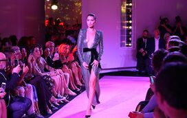 Bella Hadid desfila em topless e mostra pernas vertiginosas