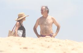 António Pires de Lima relaxa na praia