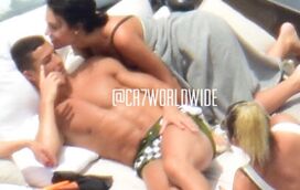 Ronaldo e Georgina aos beijos em alto mar