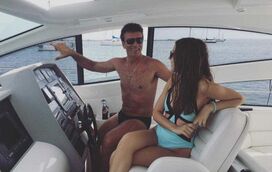 Tony Carreira de férias com a filha mostra o corpo em barco de luxo