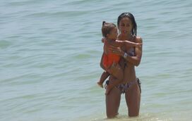 Carolina Patrocínio despreza criticas sobre bronze da filha e volta à praia na hora de maior calor