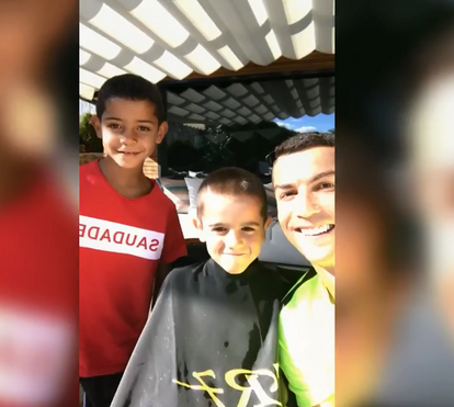 Cristiano Ronaldo corta o cabelo ao sobrinho