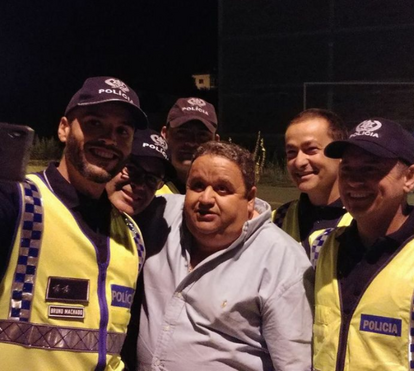 Fernando Mendes é mandado parar por polícias... que lhe pedem uma selfie depois de soprar no balão!