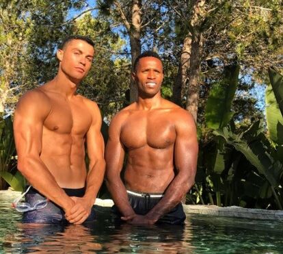 Ao lado de amigo de infância, Ronaldo deixa mensagem atrevida nas redes sociais