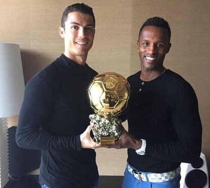 Que grande farra. Ronaldo, família e amigos festejam vitória do novo 'rei das Arábias', no avião...  e pela CMTV!
