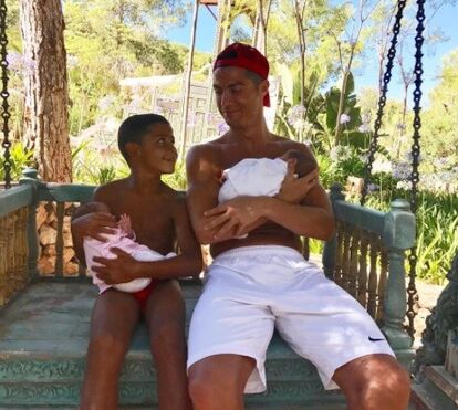 Cristiano Ronaldo leva gémeos para o Algarve