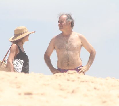 António Pires de Lima relaxa na praia