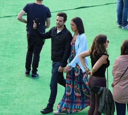 Casais famosos no festival: Zeca e Liliana posam para mostrar que estão juntos e felizes