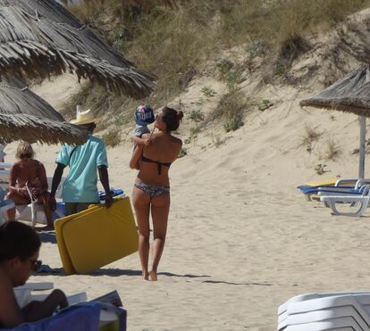Cláudia Vieira arrasa na praia com corpo de sonho