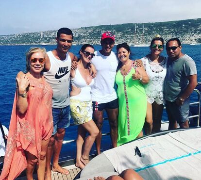 Ronaldo reúne os melhores amigos na ilha mais 'louca' do mundo e faz noitada em discoteca 