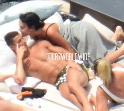 Que curvas! Georgina mostra-se apaixonada ao lado de Cristiano Ronaldo, mas os fãs só olham para uma coisa:  o seu bumbum 