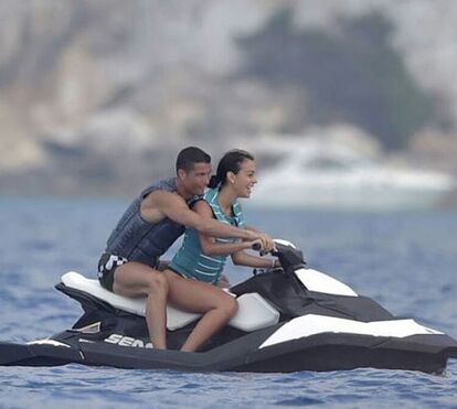 Georgina, grávida, diverte-se com Cristiano Ronaldo num jetski