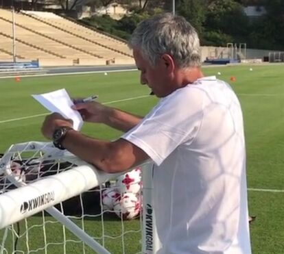 José Mourinho regressa ao trabalho após a morte do pai
